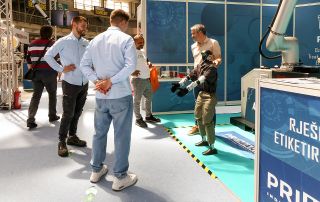 Humanoidni robot u razgovaru sa posetiocima Sajma tehnike